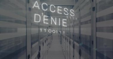 Devre kartı şablonundaki metnin ve sunucu odasındaki parmaklıkların üzerindeki ikili kodların animasyonu reddedildi. Dijital bileşik, çoklu pozlama, kodlama, ağ oluşturma, teknoloji ve ağ sunucu kavramı.