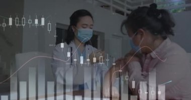 Asyalı kadın doktor aşısı üzerine bilimsel veri işleme animasyonu. Küresel sağlık, bilim, tıp, araştırma, bilgisayar ve veri işleme kavramı dijital olarak oluşturulmuş video.