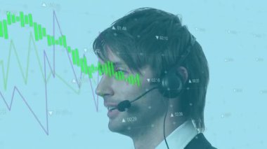 Telefon kulaklığıyla konuşan beyaz bir adam hakkında istatistiksel veri işleme animasyonu. Bilgisayar arayüzü ve iş ağı teknolojisi kavramı