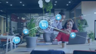 Dizüstü bilgisayarda tartışan farklı bayan meslektaşlar üzerinde asma kilit ve araba simgelerinin animasyonu. Dijital bileşik, alışveriş, perakende, güvenlik, koruma, takım çalışması, iş, teknoloji, ofis.