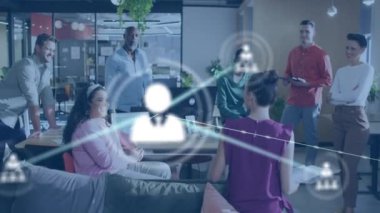 Toplantı odasında konuşan çok ırklı meslektaşların birbirine bağlı ikonların canlandırılması. Dijital bileşik, sosyal medya, telekomünikasyon, ağ, teknoloji, dizüstü bilgisayar, ofis, iş ve takım çalışması.