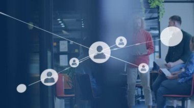 Bağlı profil simgelerinin canlandırılması ve çeşitli iş adamlarının iş arkadaşlarıyla dizüstü bilgisayarda tartışmaları. Dijital bileşik, sosyal medya, telekomünikasyon, teknoloji, toplantı, iş ve takım çalışması.