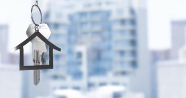 Gümüş renkli ev anahtarlarını fotokopi alanı olan yüksek bir binanın bulanık görüntüsüyle karşılaştırmak. Yerleştirme ve emlak konsepti