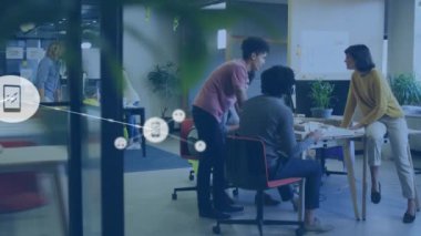 Muhtelif meslekdaşların ofiste tartıştıkları müzik ve telefon simgelerinin animasyonu. Dijital bileşik, ses, medya, kablosuz teknoloji, taşınabilir, takım çalışması, iş ve planlama.