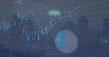 Batarya simgesinin grafikler üzerinde daireler çizmesi ve modern şehir manzarasına karşı ticaret panosu. Dijital bileşik, çoklu pozlama, rapor, iş, büyüme, mimari ve borsa kavramı.