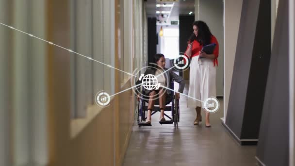 コネクテッドグラフと地球のアイコンのアニメーション 同僚と話し合う車椅子の多様な女性 デジタル複合 ネットワーキング ビジネス レポート オフィス チームワーク — ストック動画