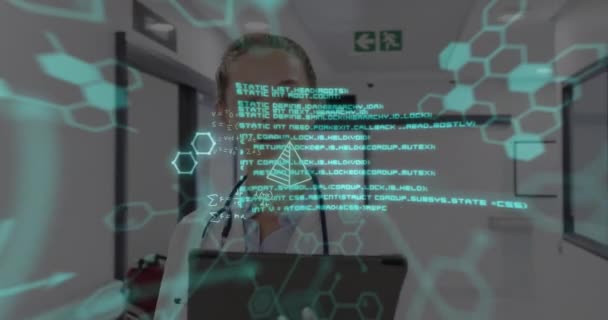 与高加索女医生有关的科学数据的动画 全球医疗保健 计算和数据处理概念 — 图库视频影像