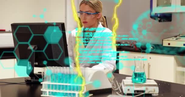 用计算机在高加索科学家身上动画代码 分子结构 数字合成 实验室和技术概念 — 图库视频影像