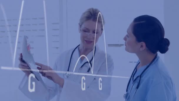 Hastanedeki Bir Rapor Üzerinde Tartışan Iki Farklı Kadın Doktor Üzerinde — Stok video