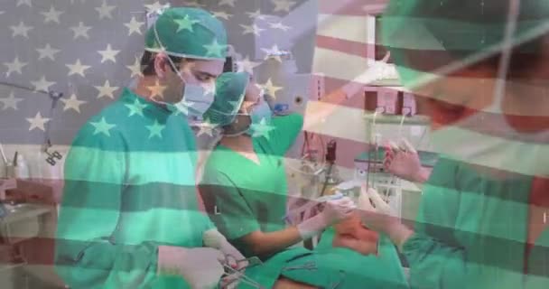 在手术室向不同的外科医生展示美国国旗的动画 全球医疗保健 计算和数据处理概念 — 图库视频影像