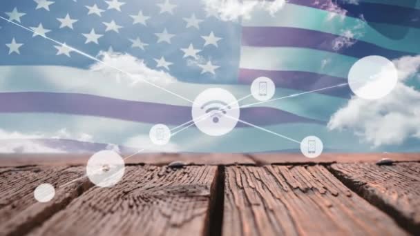 连接的无线网络和电话图标在美国国旗 云彩和木制桌子上的动画 数字复合材料 爱国主义 互联网和无线技术 — 图库视频影像