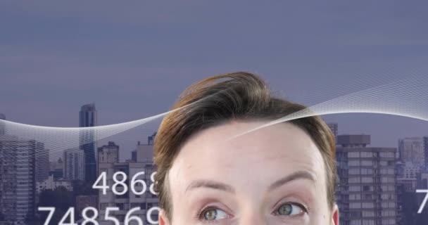 眉を上げる白人女性のアニメーション 数字を変更し 空に向かって近代都市 デジタル複合 複数の露出 ビジネス 建築コンセプト — ストック動画