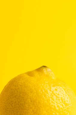Limonu kapat ve sarı arkaplanda kopyala. Meyve, egzotik meyve, yiyecek, tazelik ve renk kavramı.