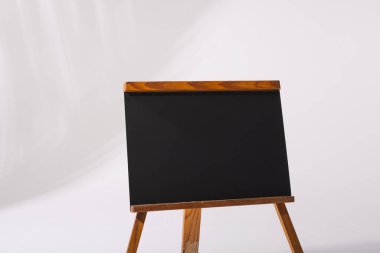 Ahşap çerçevede siyah işaret ve beyaz arkaplanda da kopyalama alanı. İmza, yazma alanı ve reklam kavramı.