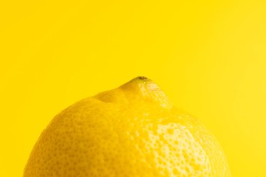Limonu kapat ve sarı arkaplanda kopyala. Meyve, egzotik meyve, yiyecek, tazelik ve renk kavramı.