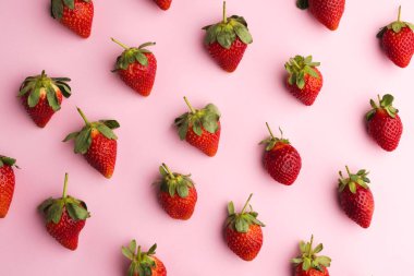 Çilekleri kapatın ve pembe arka planda kopyalayın. Meyve, meyve, yiyecek, tazelik ve renk kavramı.