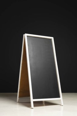 Beyaz çerçeveli siyah tabela ve siyah arkaplan üzerine kopyalama alanı. İmza, yazma alanı ve reklam kavramı.