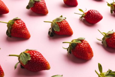 Çilekleri kapatın ve pembe arka planda kopyalayın. Meyve, meyve, yiyecek, tazelik ve renk kavramı.