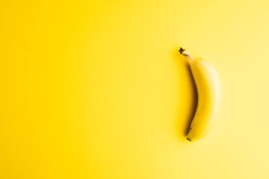 Muzu kapat ve sarı arkaplanda kopyala. Meyve, egzotik meyve, yiyecek, tazelik ve renk kavramı.