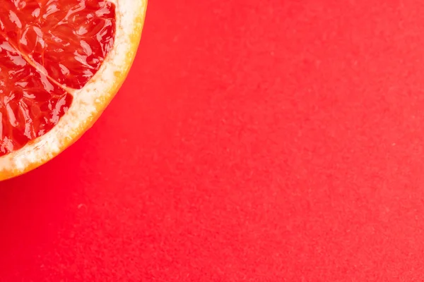 Schließen Sie Die Hälfte Der Roten Grapefruit Und Kopieren Sie — Stockfoto