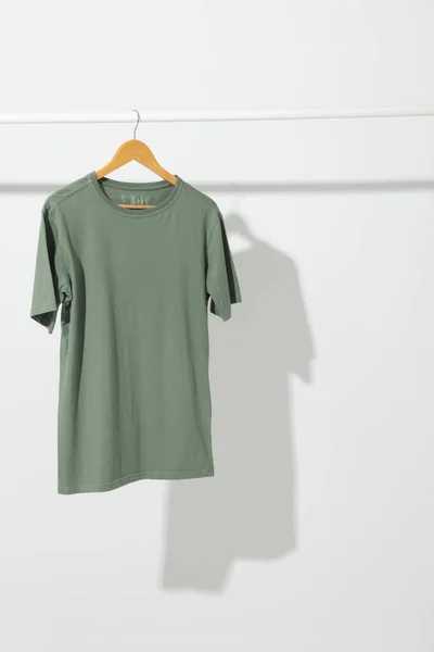 Πράσινο Πουκάμισο Κρεμάστρα Κρέμονται Από Ράγα Ρούχα Αντίγραφο Χώρο Λευκό — Φωτογραφία Αρχείου