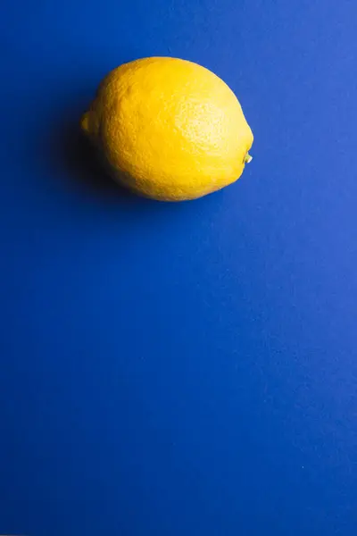 Cierre Limón Copiar Espacio Sobre Fondo Azul Frutas Frutas Exóticas — Foto de Stock