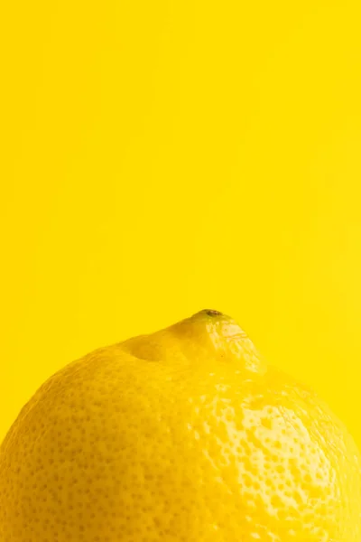 Schließen Sie Zitrone Und Kopieren Sie Platz Auf Gelbem Hintergrund — Stockfoto