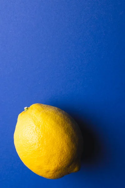 Cierre Limón Copiar Espacio Sobre Fondo Azul Frutas Frutas Exóticas — Foto de Stock