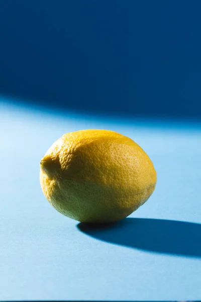 レモンを閉じて 青い背景にスペースをコピーします フルーツ エキゾチックなフルーツ 食べ物 新鮮さと色のコンセプト — ストック写真