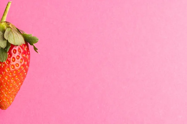 Закрыть Клубникой Скопировать Пространство Розовом Фоне Фрукты Ягоды Продукты Питания — стоковое фото