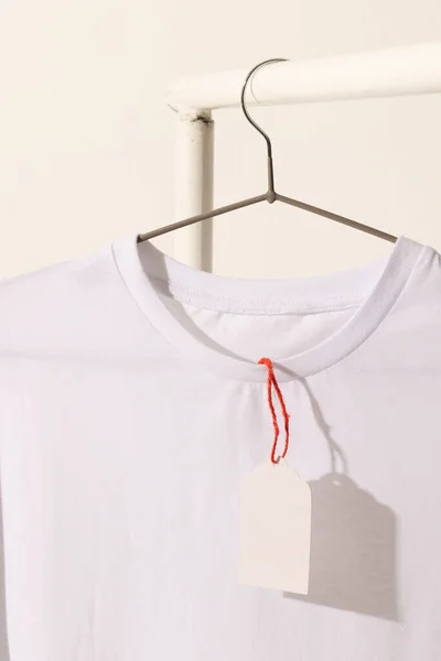 Λευκό Πουκάμισο Ετικέτα Κρέμονται Από Ράφι Ρούχα Αντίγραφο Χώρο Λευκό — Φωτογραφία Αρχείου