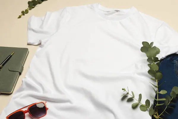 Conjunto Plano Camiseta Blanca Gafas Sol Pantalones Vaqueros Con Espacio — Foto de Stock
