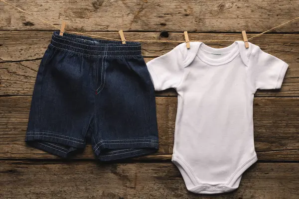 Bebé Blanco Crecer Pantalones Cortos Mezclilla Colgando Con Clavijas Ropa —  Fotos de Stock
