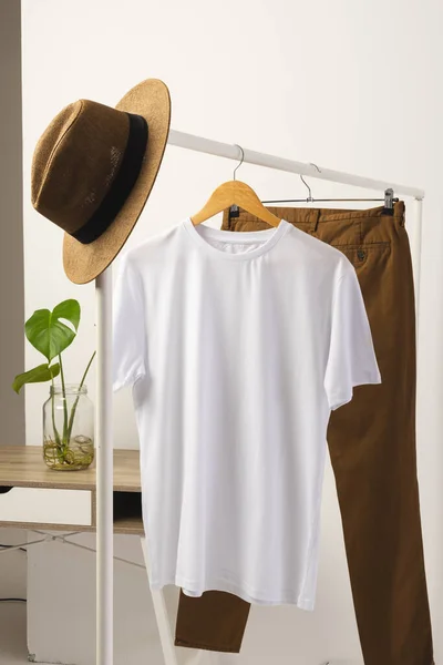 Shirt Blanc Chapeau Pantalon Marron Suspendus Rampe Vêtements Avec Espace — Photo