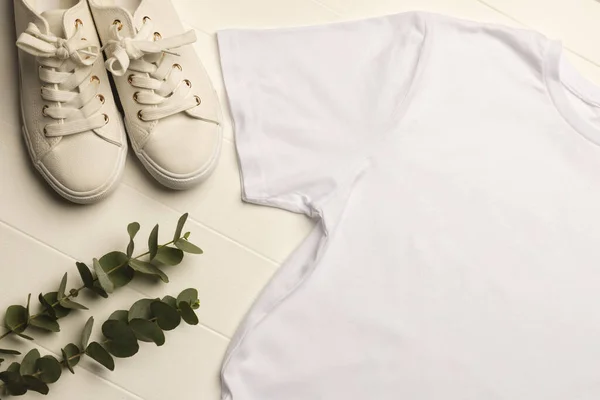Close Flat Lay Shirt Branca Tênis Folhas Espaço Cópia Fundo — Fotografia de Stock