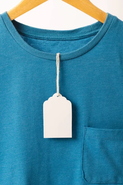 Camiseta Azul Com Etiqueta Cabide Com Espaço Cópia Fundo Branco — Fotografia de Stock