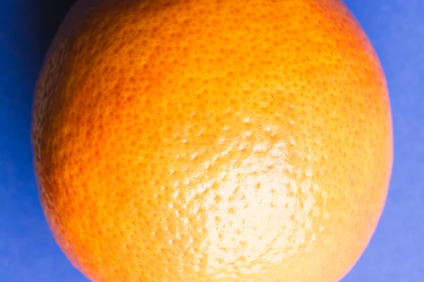 Κοντινό Πλάνο Του Πορτοκαλί Και Αντίγραφο Χώρου Μπλε Φόντο Φρούτα — Φωτογραφία Αρχείου