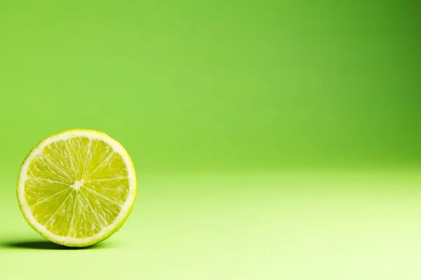 Nahaufnahme Von Halbiertem Kalk Und Kopierraum Auf Grünem Hintergrund Obst — Stockfoto