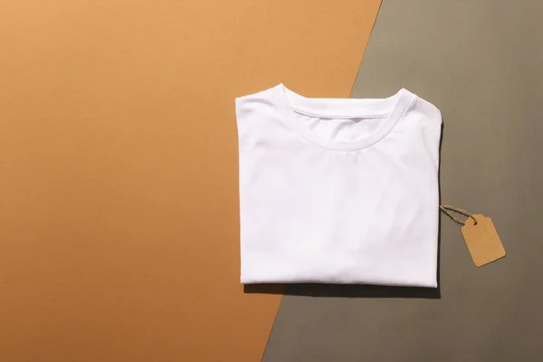 Kahverengi Arka Planda Etiketli Beyaz Tişörtü Kapat Kopyala Moda Kıyafetler — Stok fotoğraf