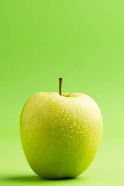 Nahaufnahme Von Grünem Apfel Und Kopierfläche Auf Grünem Hintergrund Obst — Stockfoto