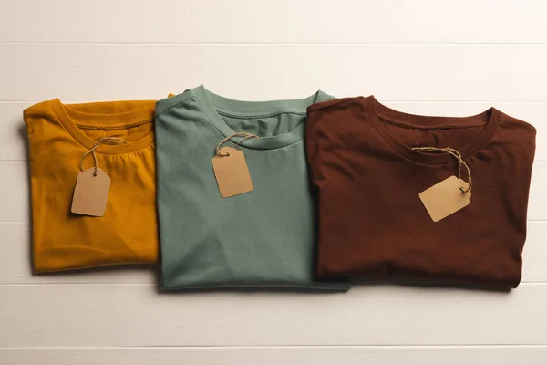 Close Van Platte Lay Out Van Drie Shirts Met Tags — Stockfoto