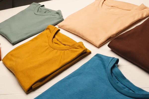 Närbild Platt Uppläggning Flerfärgade Shirts Och Kopiera Utrymme Vita Styrelser — Stockfoto