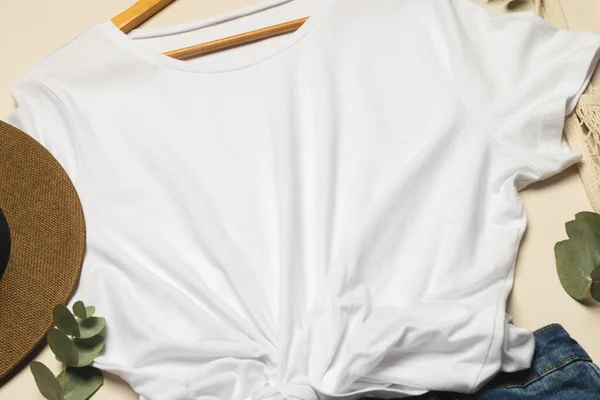 Colocação Plana Shirt Branca Chapéu Sol Saia Ganga Com Espaço — Fotografia de Stock