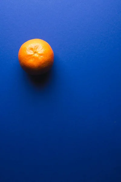 Close Van Mandarijn Kopieer Ruimte Blauwe Achtergrond Fruit Exotisch Fruit — Stockfoto