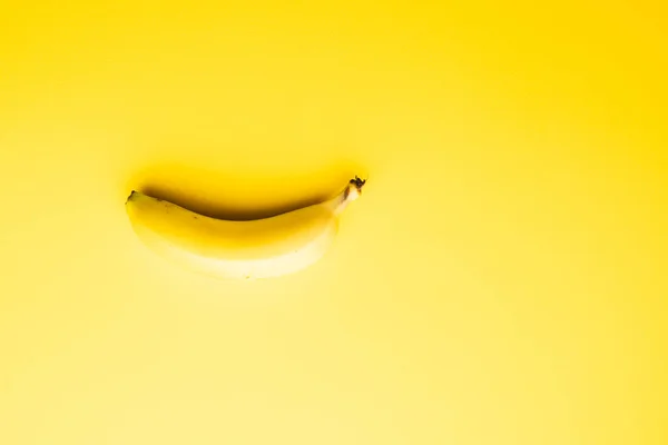 바나나를 노란색 배경에 공간을 복사합니다 이국적인 신선도 — 스톡 사진