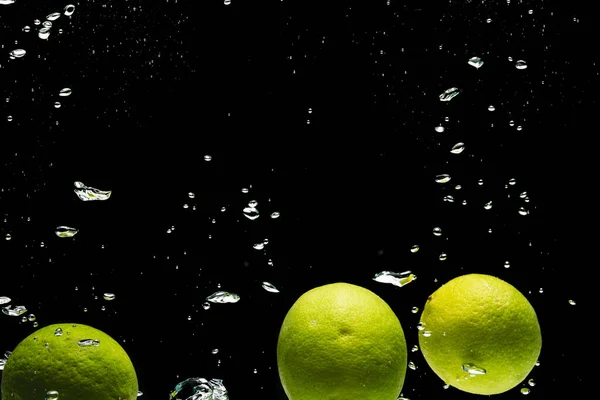 Gros Plan Limes Tombant Dans Eau Avec Espace Copie Sur — Photo