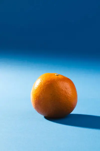 Close Van Oranje Kopieer Ruimte Blauwe Achtergrond Fruit Exotisch Fruit — Stockfoto
