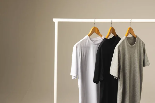 Trois Shirts Sur Cintres Suspendus Des Vêtements Rail Copier Espace — Photo