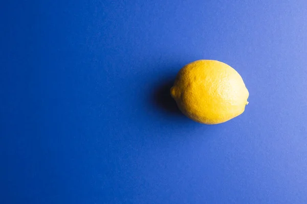 Nahaufnahme Von Zitrone Und Kopierraum Auf Blauem Hintergrund Obst Exotische — Stockfoto