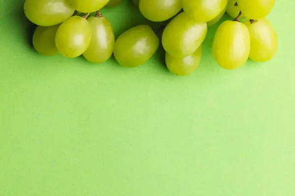 关闭白色葡萄 复制绿色背景的空间 新鲜度和色彩概念 — 图库照片